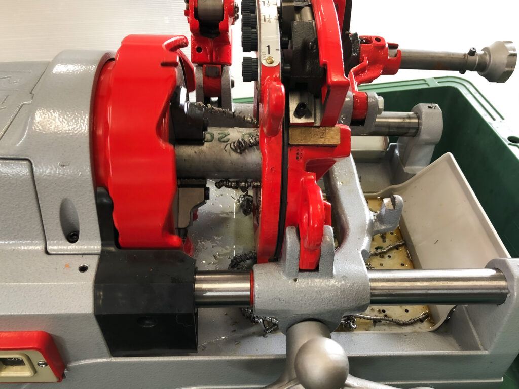 ねじ切り機　パイプにねじの溝を作るための機械　ネジ切り機
