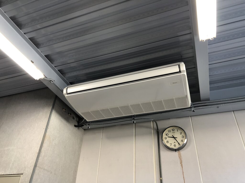 建設会社の天井に取り付けられた業務用のエアコン　アンカー　エアコン設置